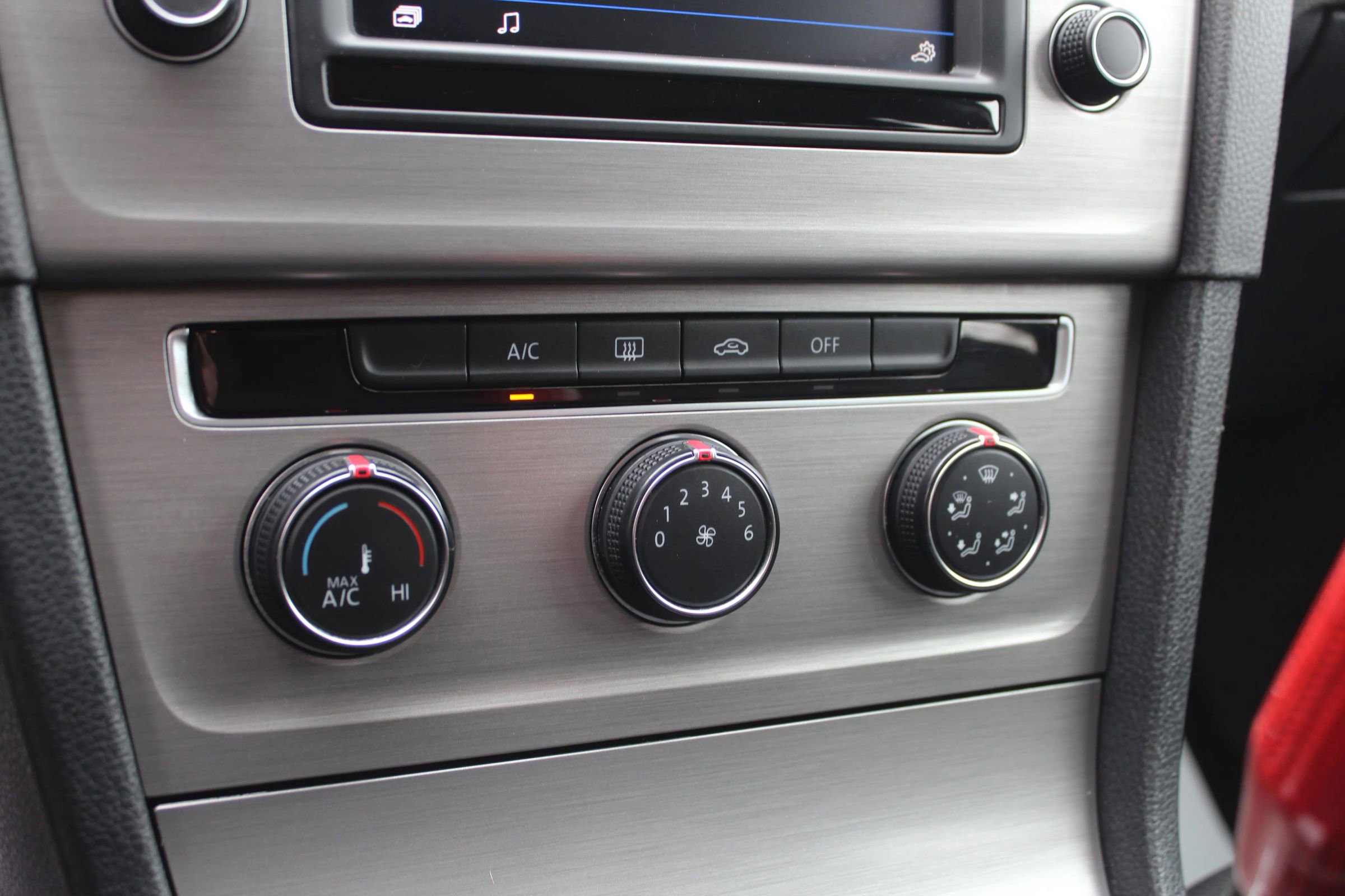 Used 2017 Volkswagen Golf Wolfsburg Edition image 31