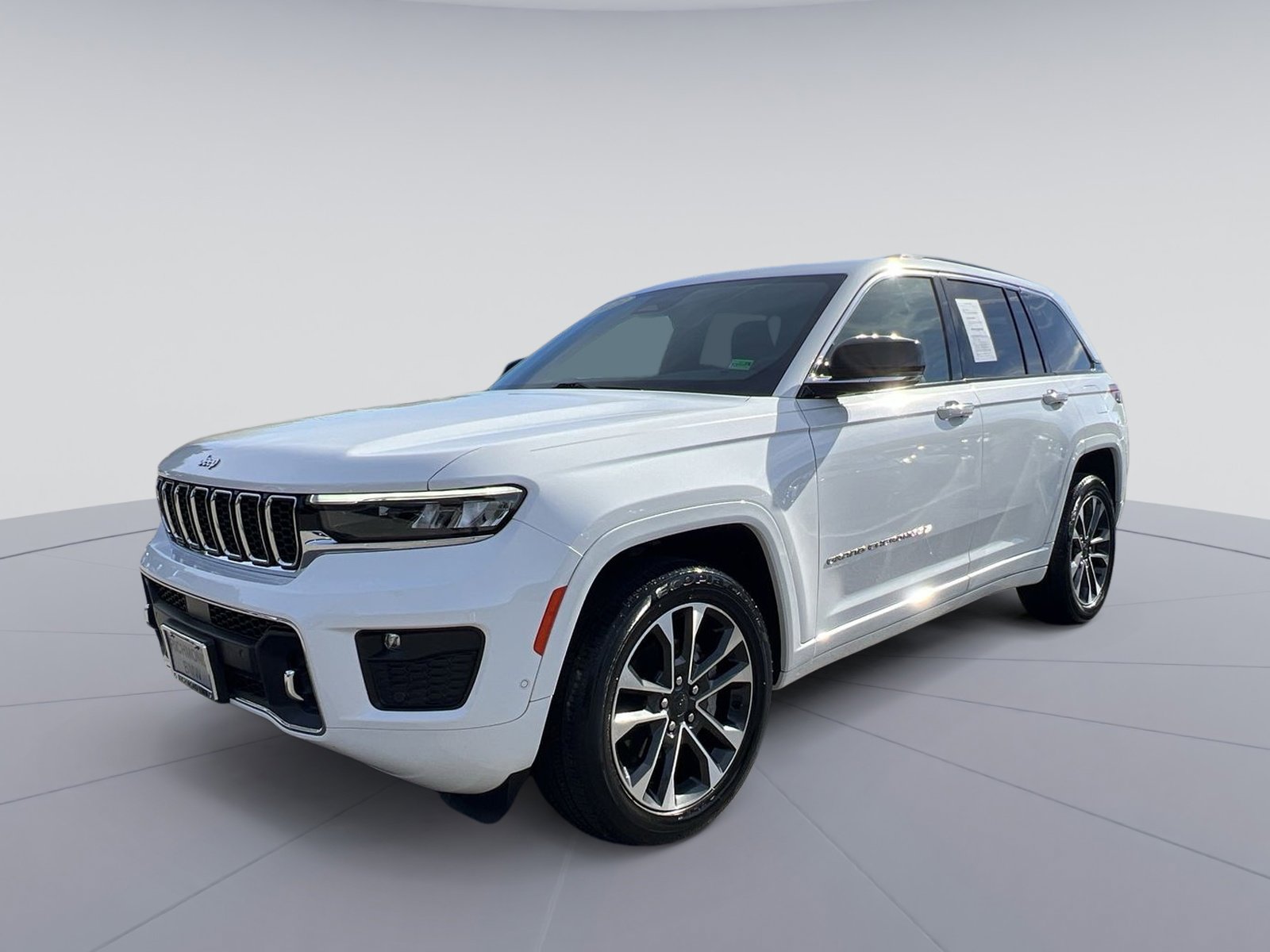 Used 2023 Jeep Grand Cherokee Overland image 1