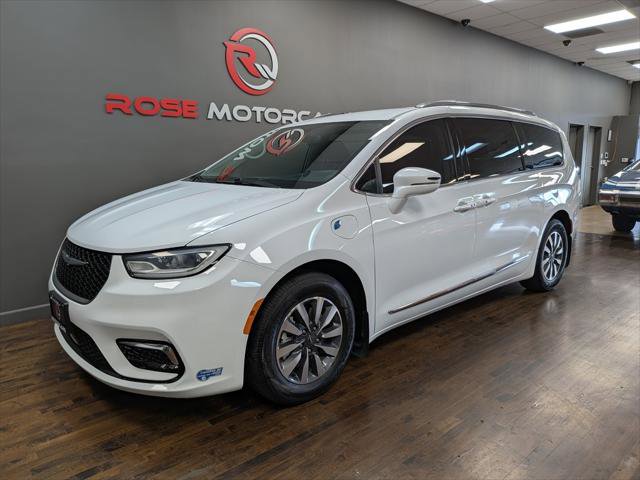 Used 2021 Chrysler Pacifica Touring w/ Uconnect Theater Family Group