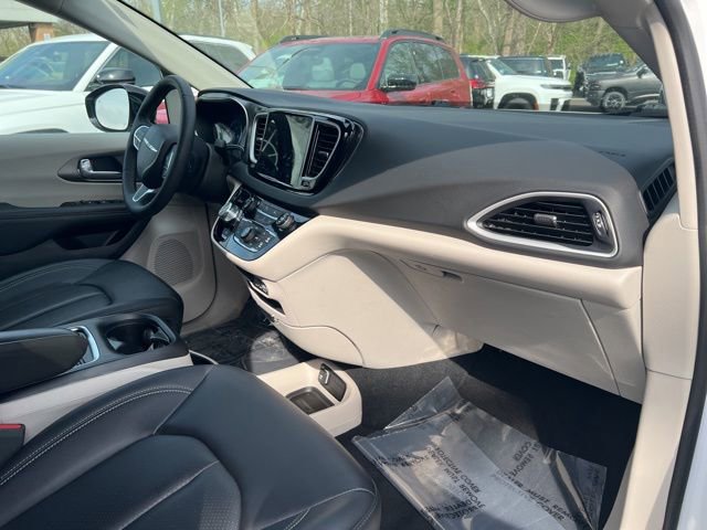 Used 2024 Chrysler Pacifica Touring-L FWD image 29