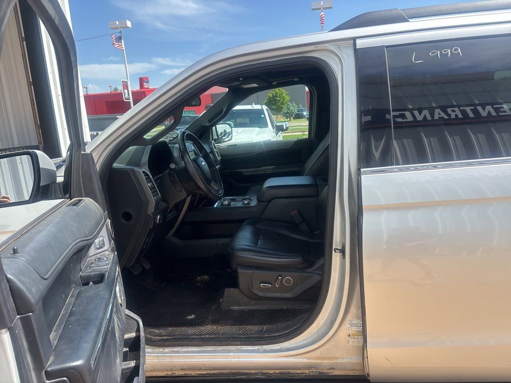 Used 2018 Ford Expedition XLT w/ Equipment Group 202A AWD/4WD image 9