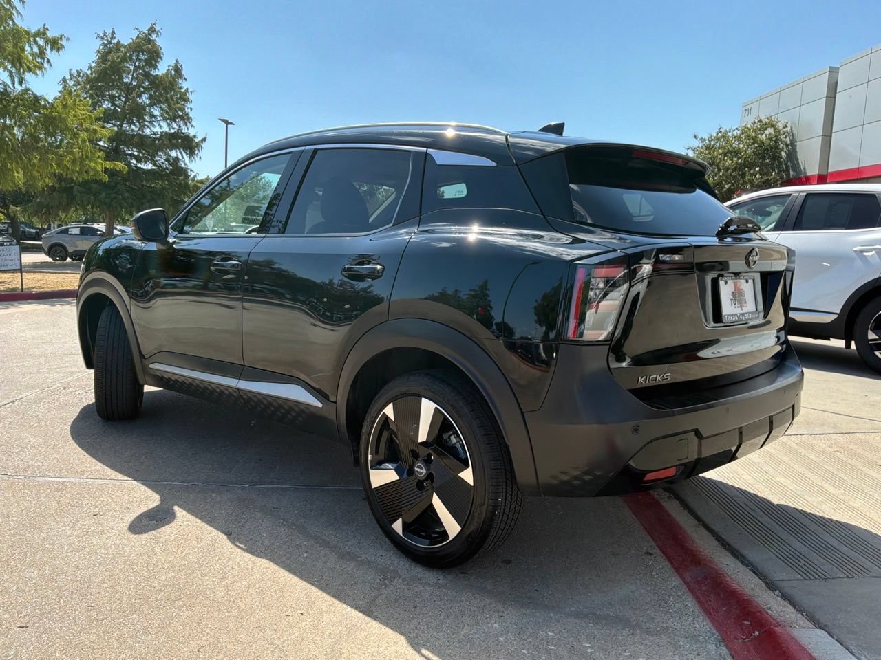 Used 2026 Nissan Kicks SR FWD image 8
