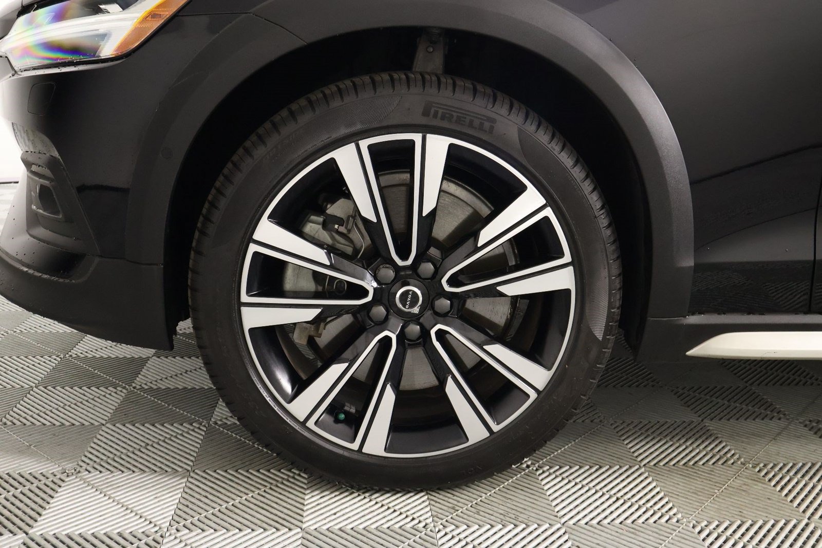 Certified 2024 Volvo V60 B5 Cross Country Ultimate w/ Protection Package Premier AWD/4WD image 28
