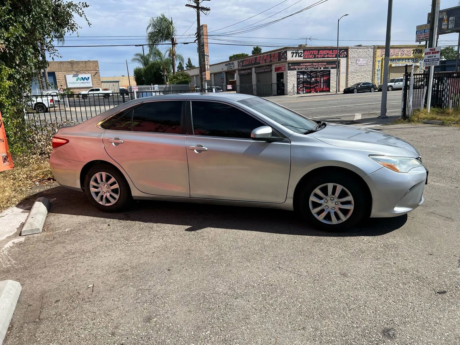 Used 2015 Toyota Camry LE image 4