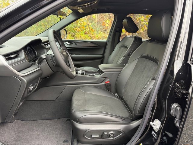 New 2025 Jeep Grand Cherokee L Altitude image 12