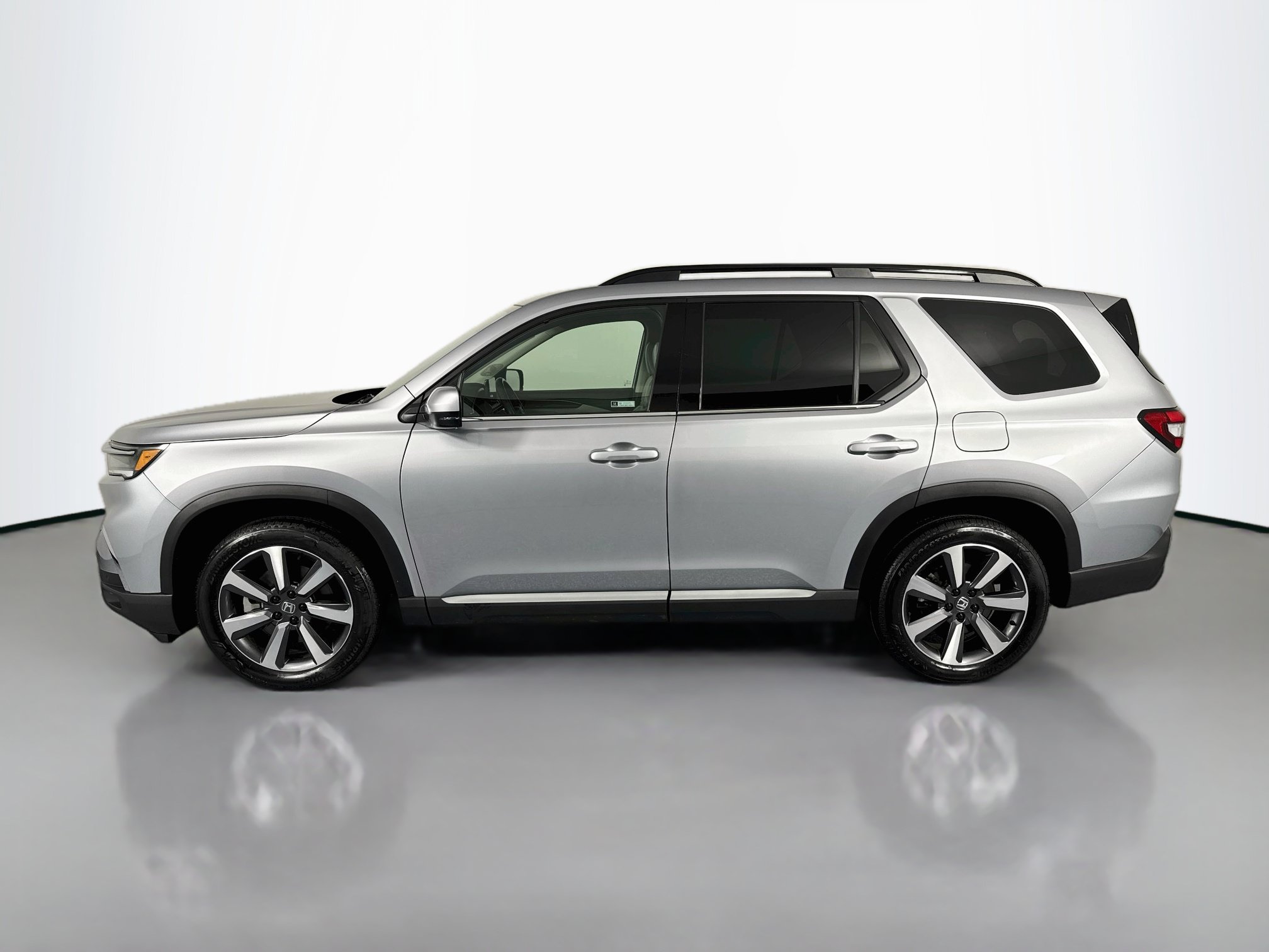 Certified 2025 Honda Pilot Touring image 8