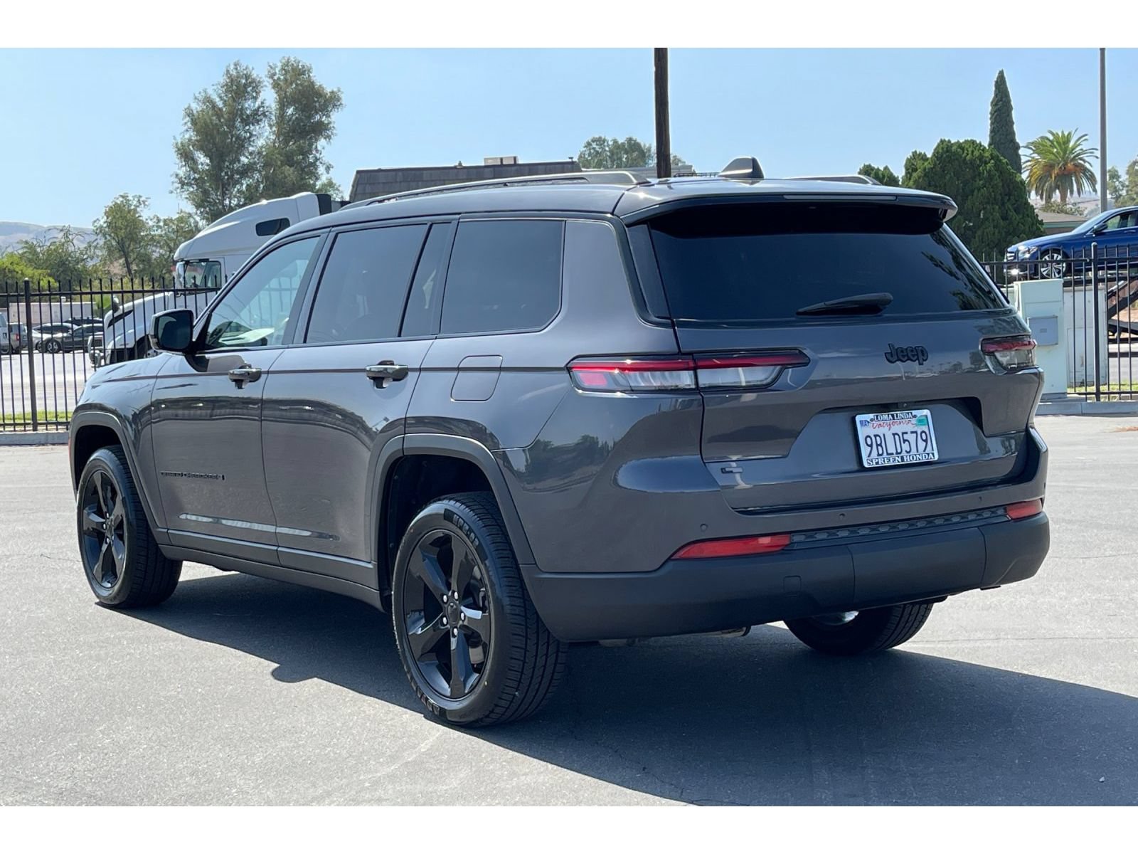 Used 2022 Jeep Grand Cherokee L Laredo RWD image 3