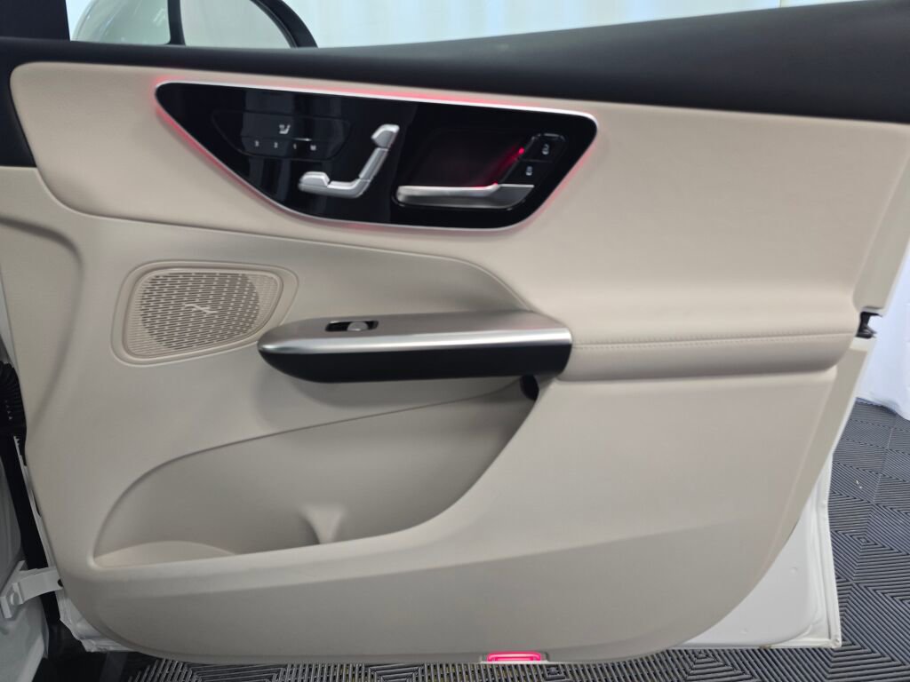 Used 2025 Mercedes-Benz GLC 300 GLC 300 image 25