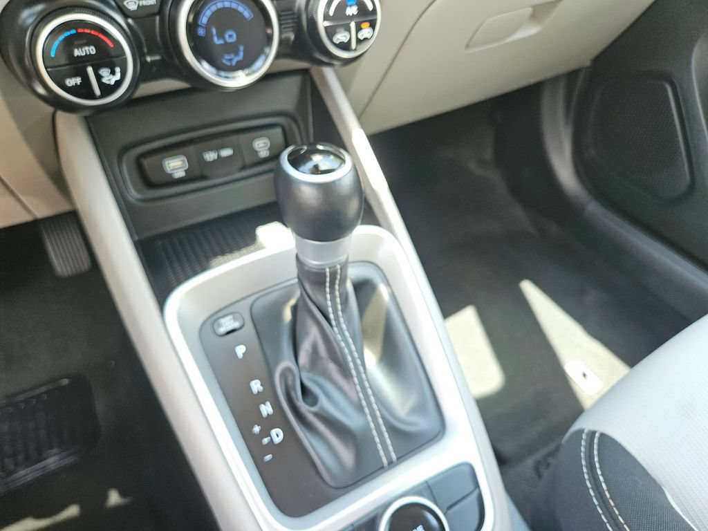 Used 2025 Hyundai Venue SEL FWD image 30
