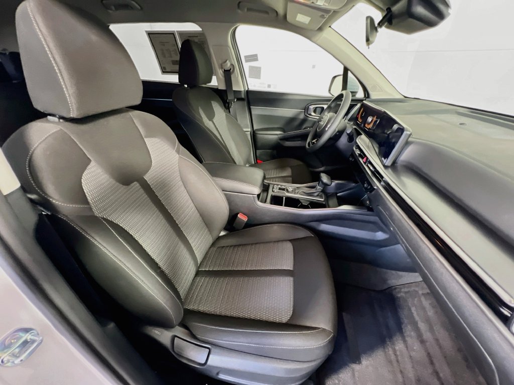 Certified 2025 Kia Sorento LX FWD image 29