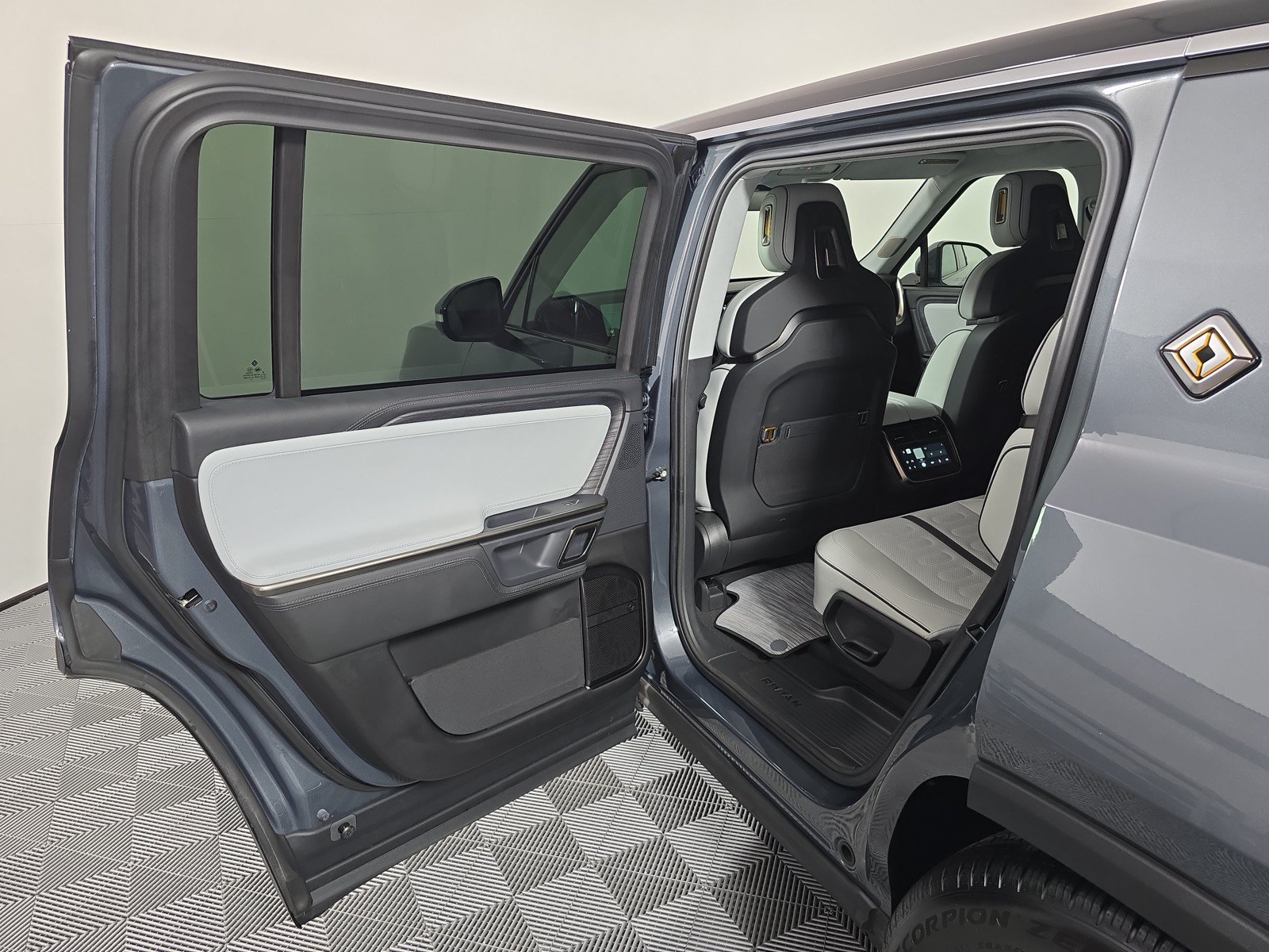 Used 2024 Rivian R1S Adventure AWD/4WD image 17