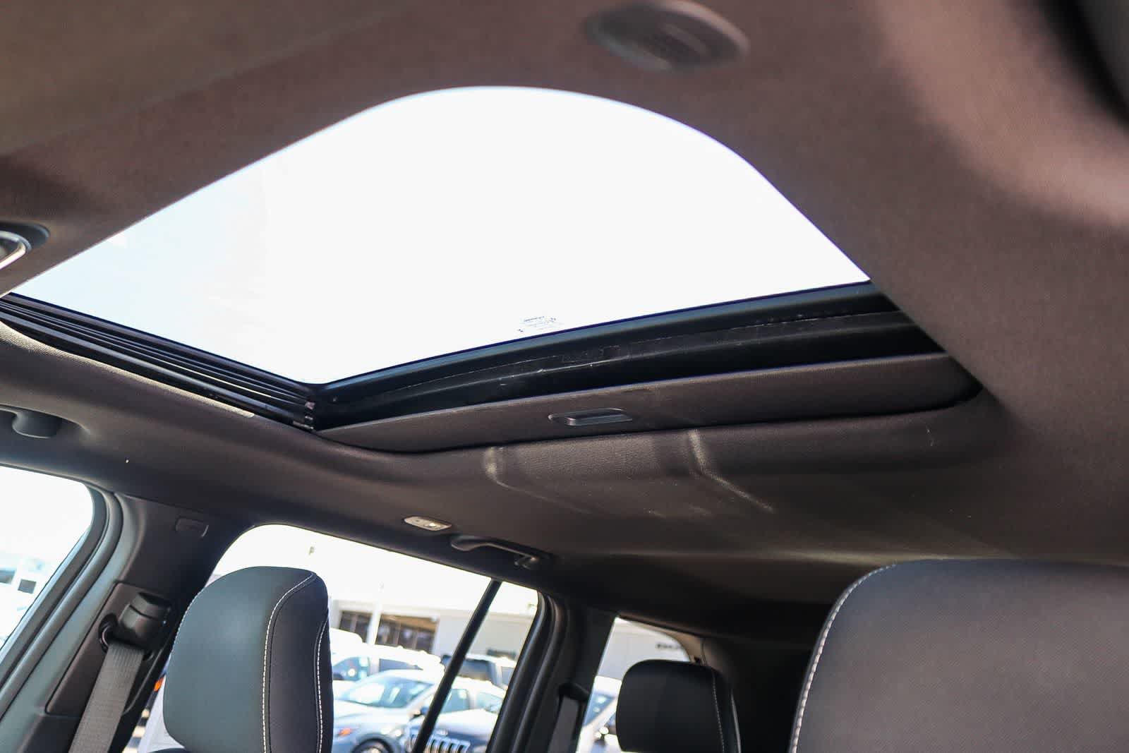 Used 2025 Jeep Grand Cherokee Laredo X RWD image 19