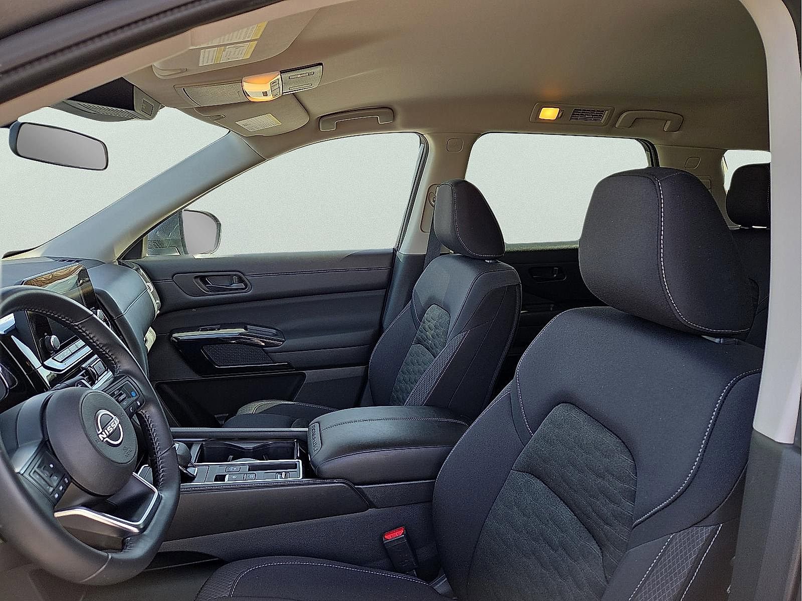 Used 2025 Nissan Pathfinder SV image 13