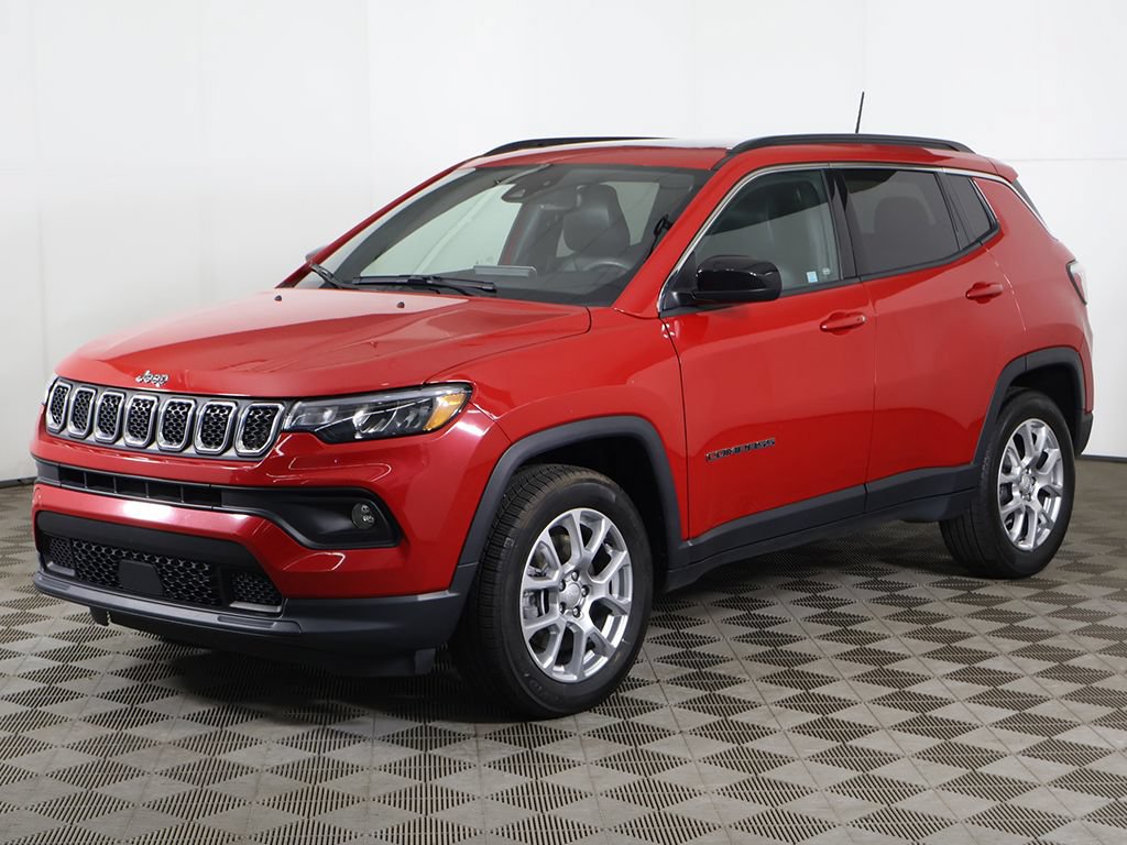Used 2024 Jeep Compass Latitude w/ Sun and Sound Group AWD/4WD image 8