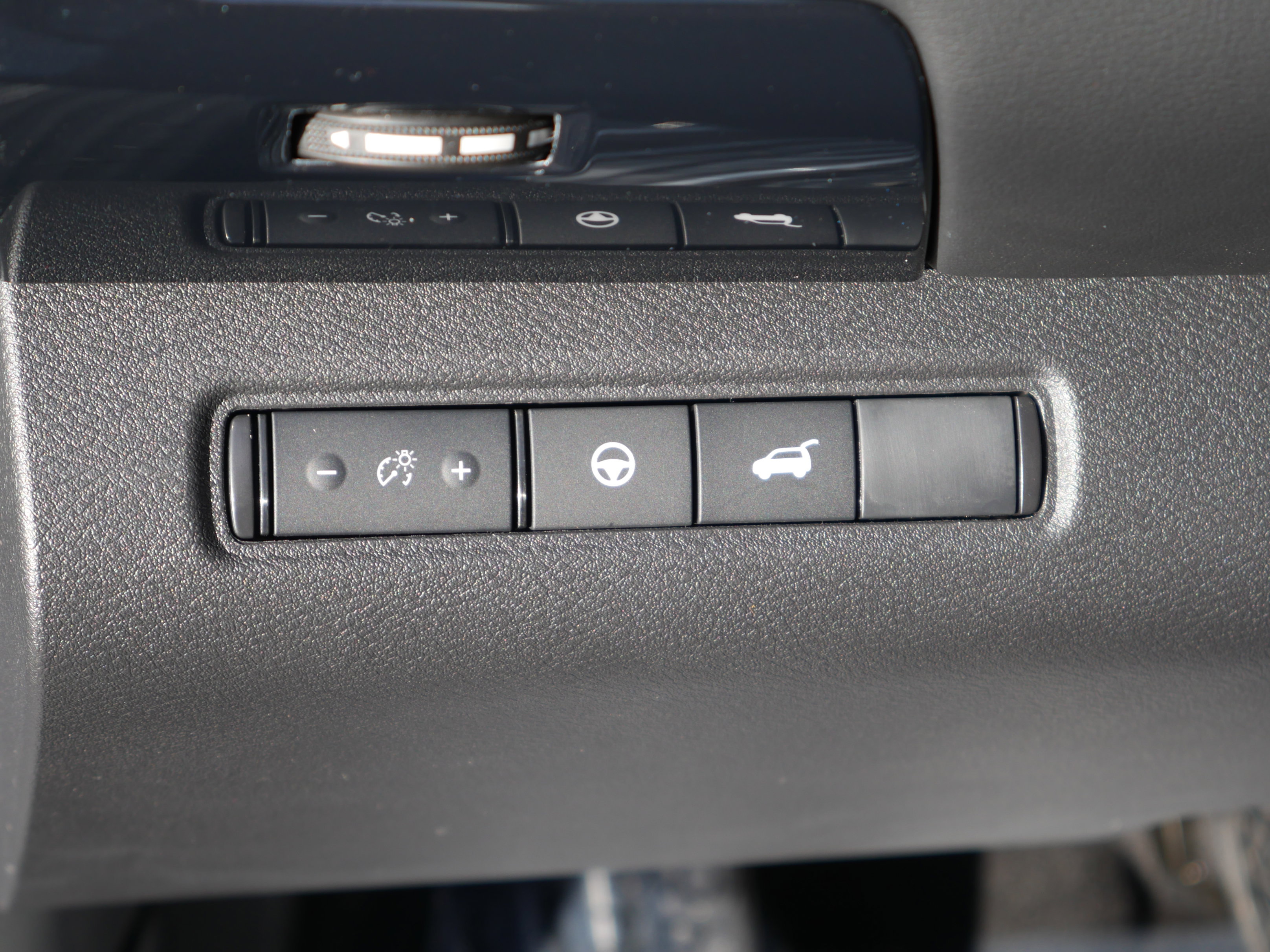 New 2025 Nissan Pathfinder SV image 5