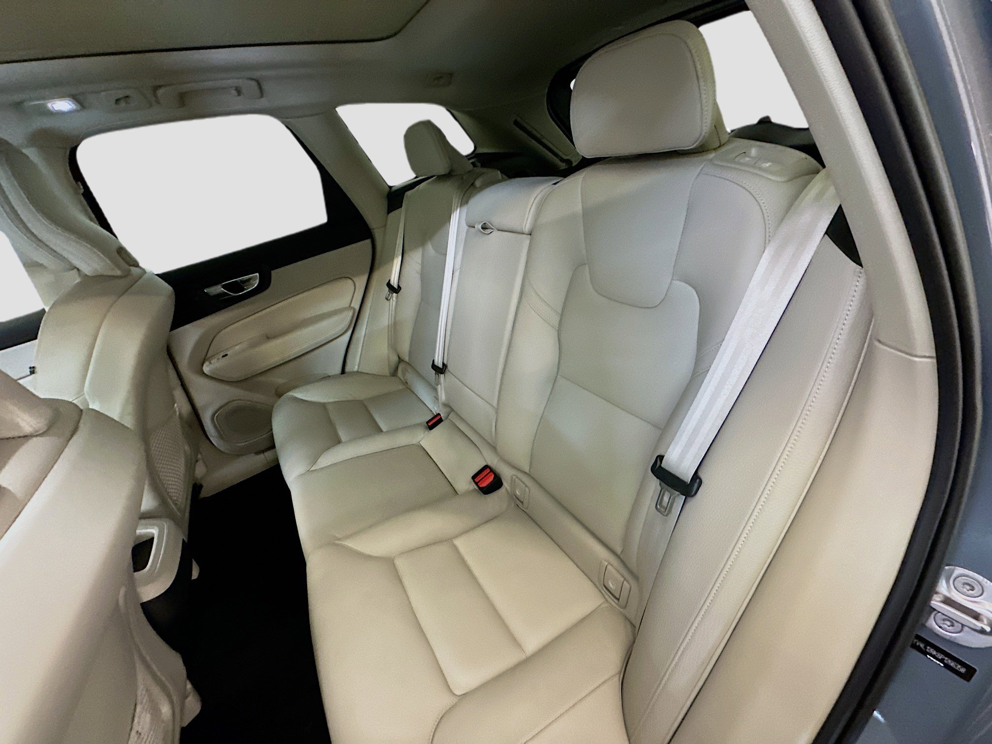 Used 2023 Volvo XC60 B5 Core image 30