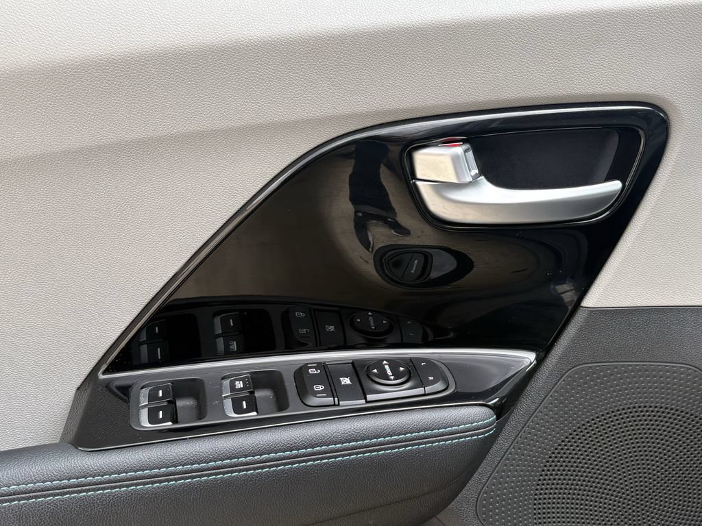 Certified 2022 Kia Niro LXS FWD image 11