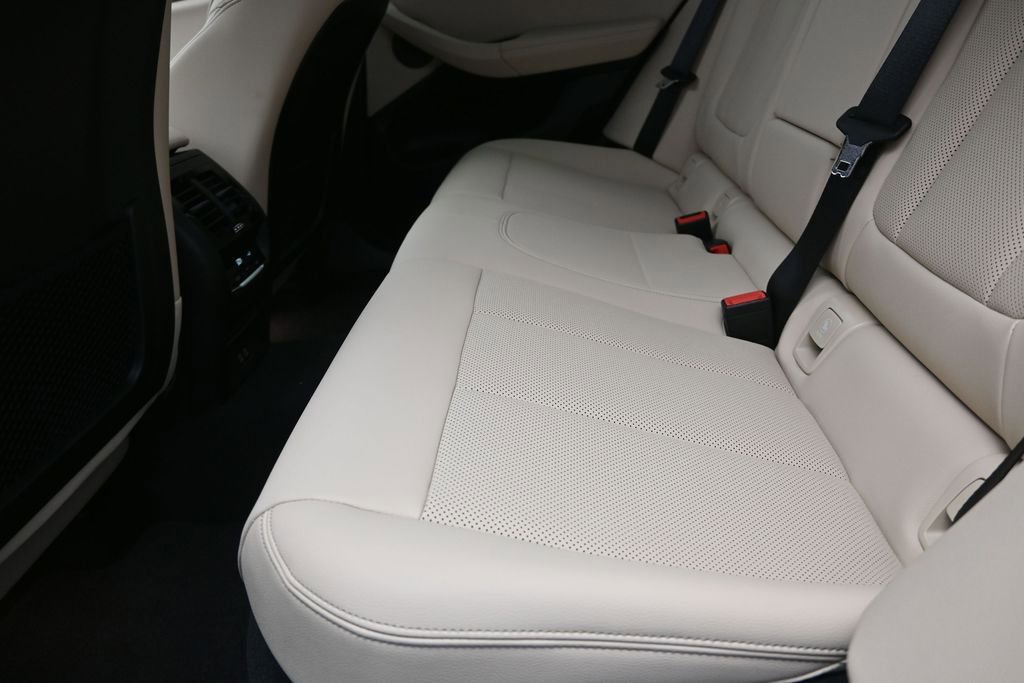 Certified 2025 BMW X4 xDrive30i w/ Premium Package AWD/4WD image 16