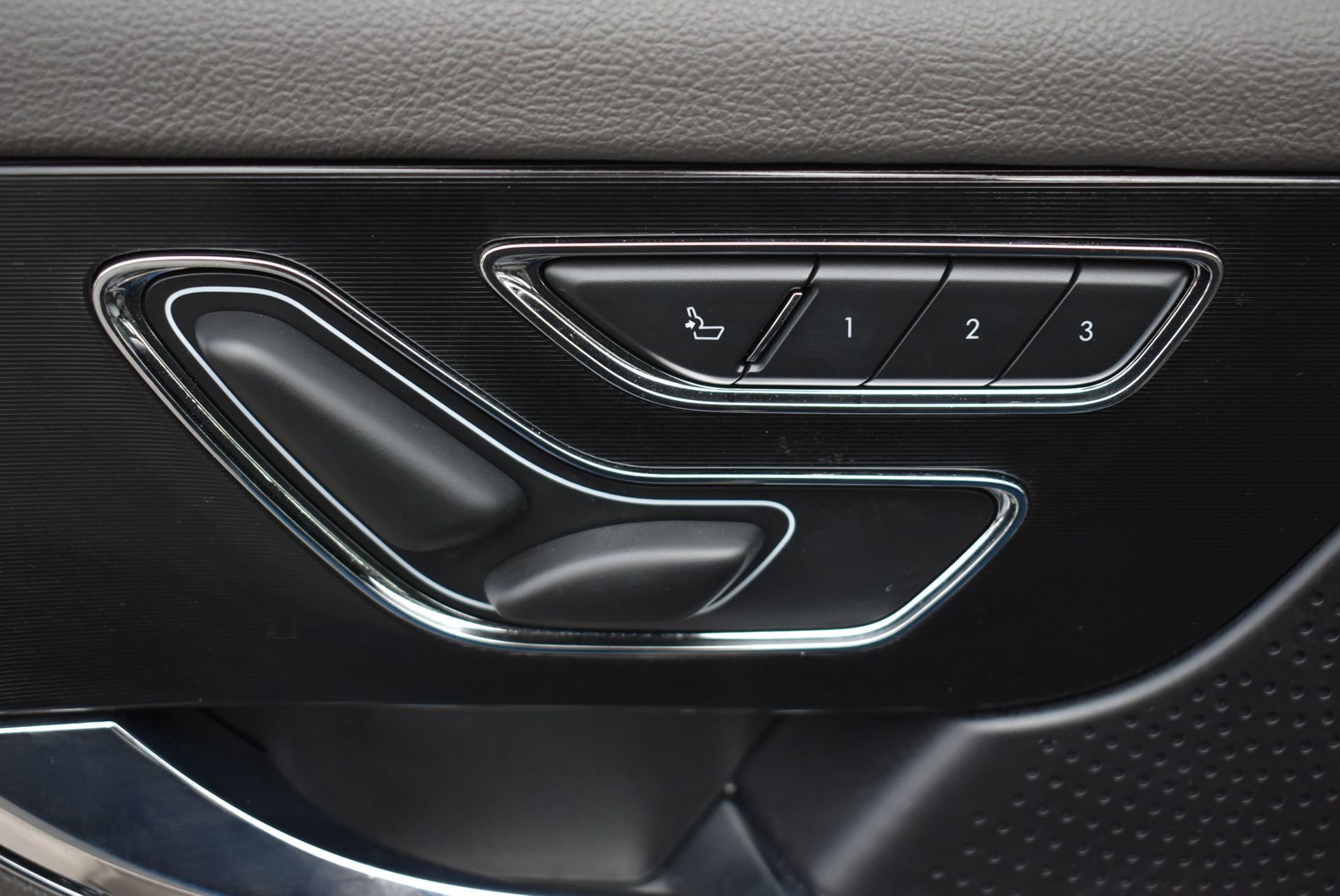 Used 2023 Lincoln Corsair Reserve w/ Equipment Group 201A image 13