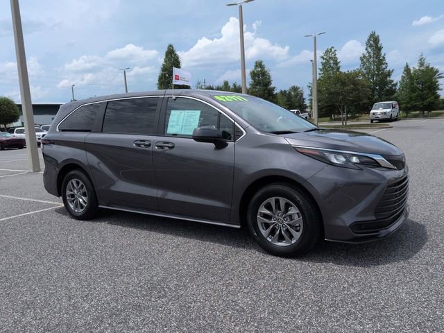 Certified 2025 Toyota Sienna LE FWD image 2