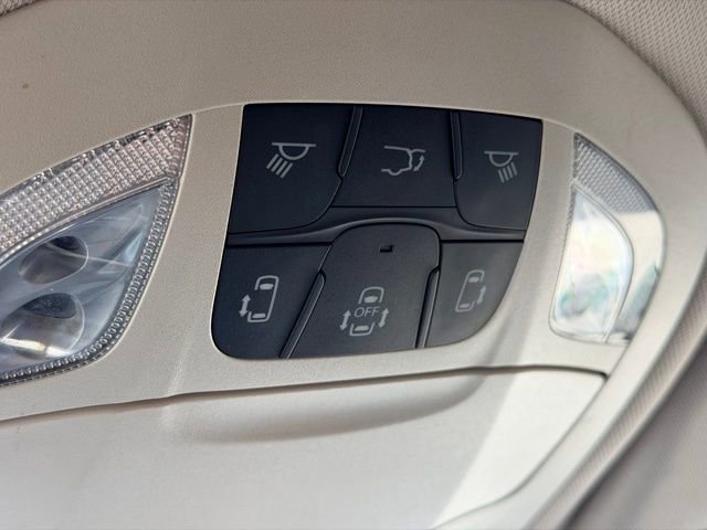 Used 2023 Chrysler Pacifica Touring-L image 17