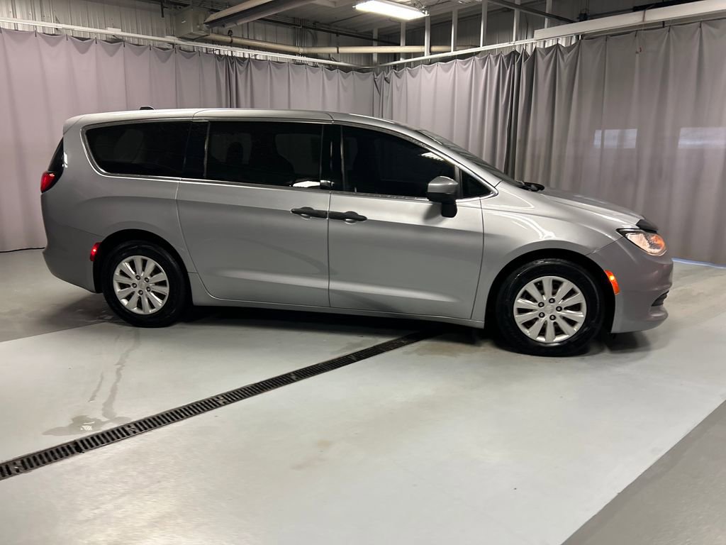 Used 2018 Chrysler Pacifica L image 8