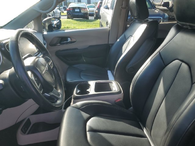 Used 2023 Chrysler Pacifica Touring-L FWD image 17