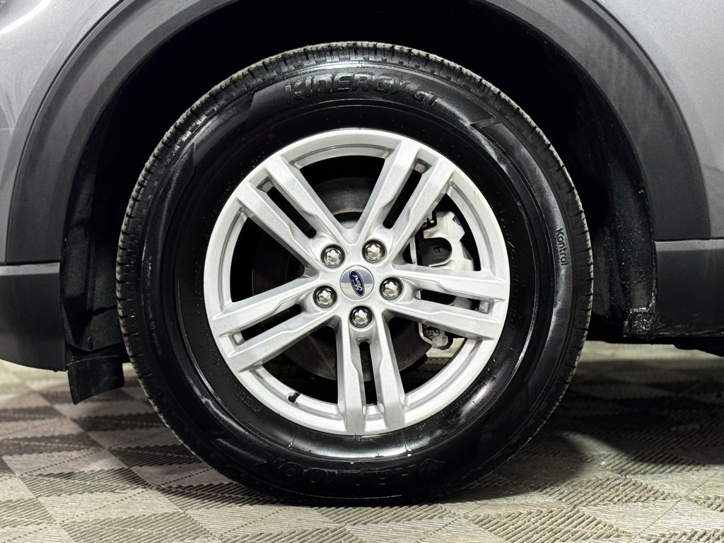 Used 2023 Ford Explorer XLT image 2