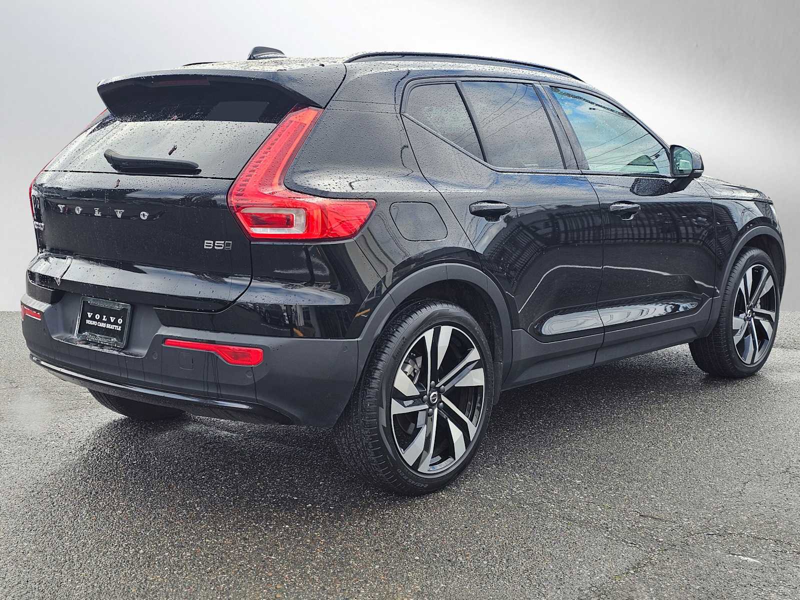 Certified 2024 Volvo XC40 B5 Plus w/ Climate Package image 3