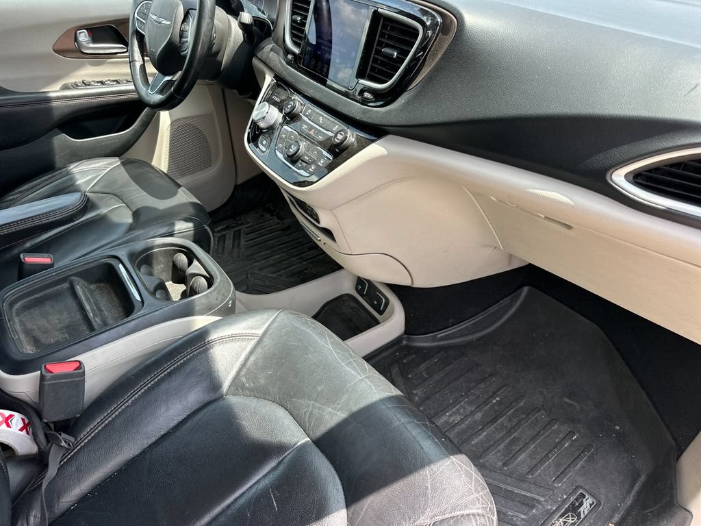 Used 2017 Chrysler Pacifica Touring-L FWD image 17