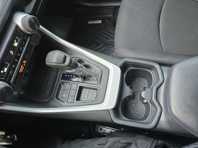 Used 2020 Toyota RAV4 LE w/ Carpet Mat Package image 27