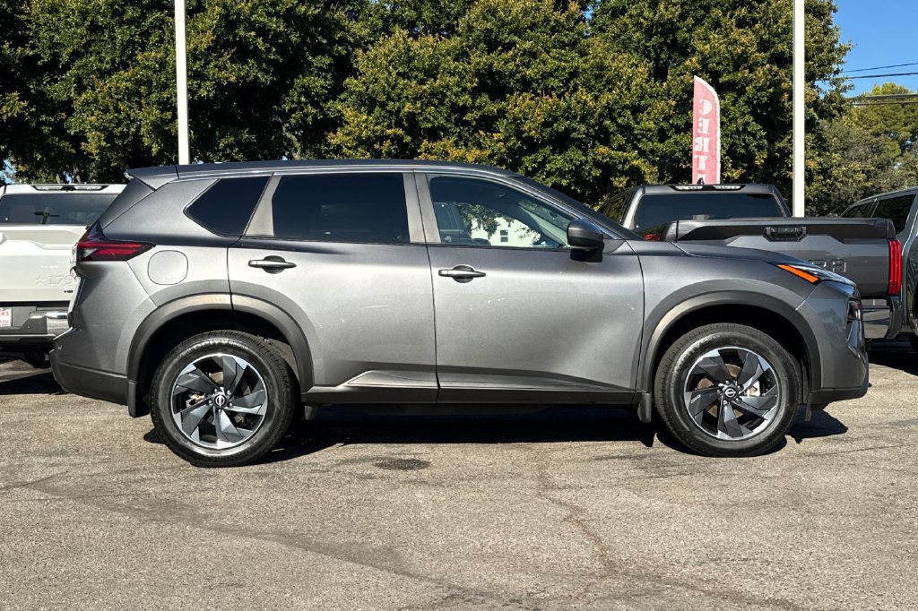 Used 2025 Nissan Rogue SV FWD image 2