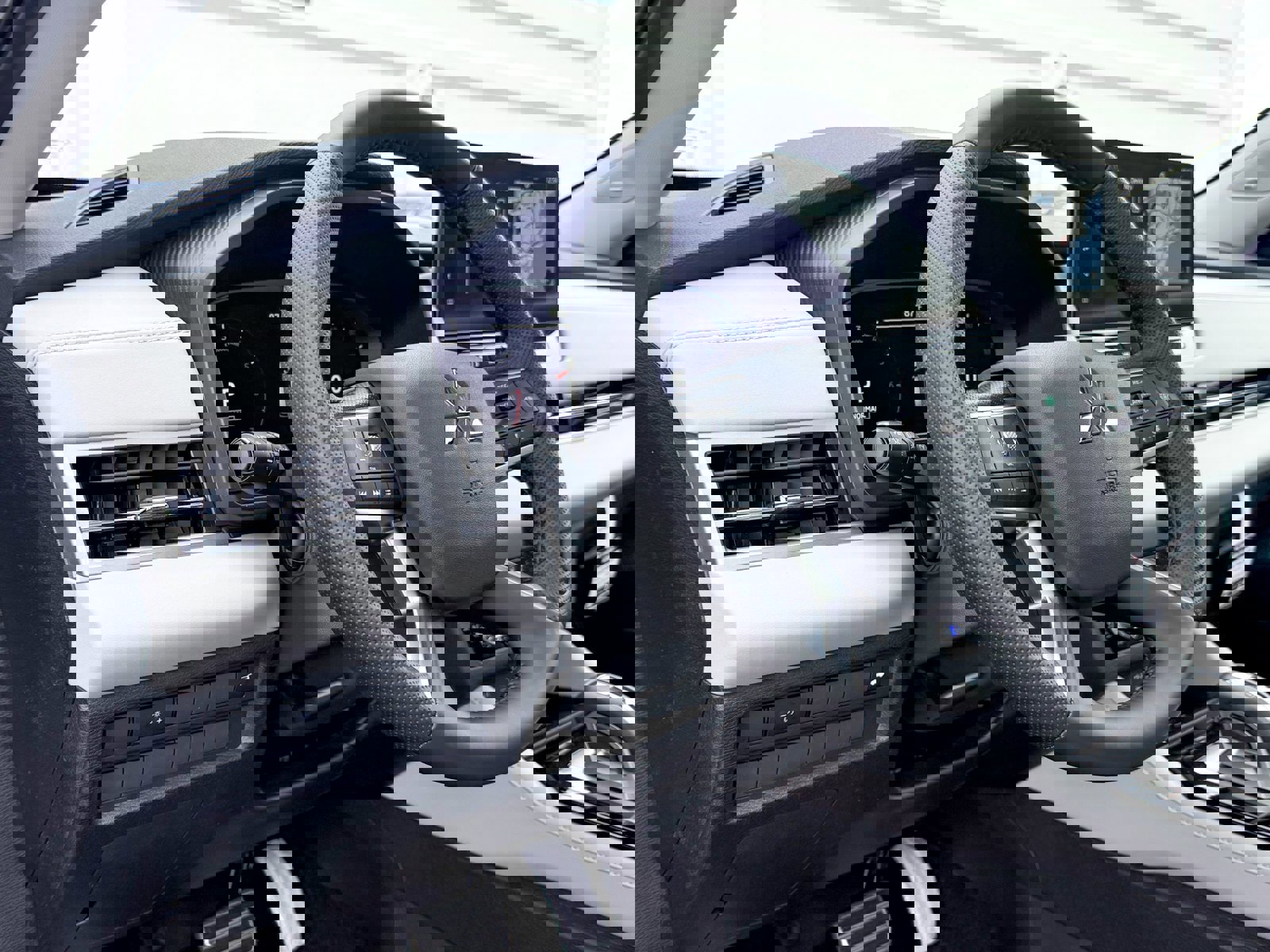 New 2025 Mitsubishi Outlander AWD image 3