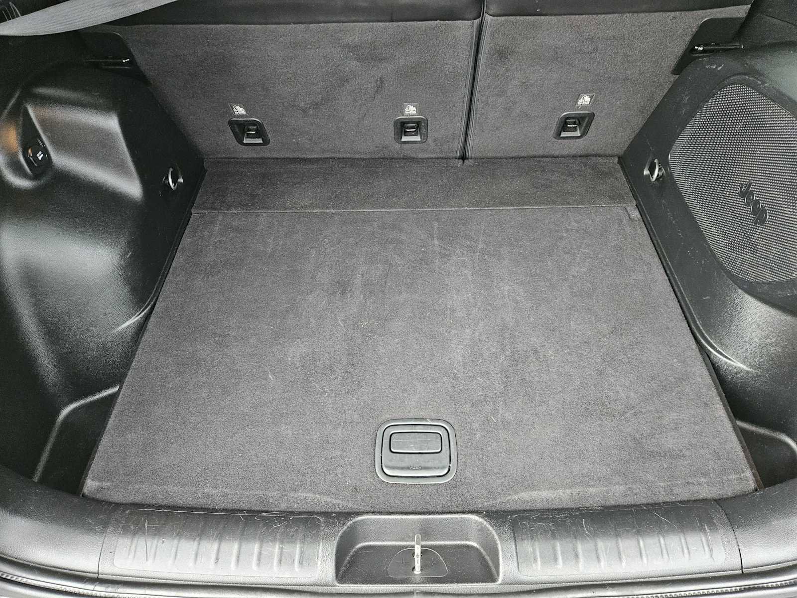 Used 2019 Jeep Cherokee Limited FWD image 30