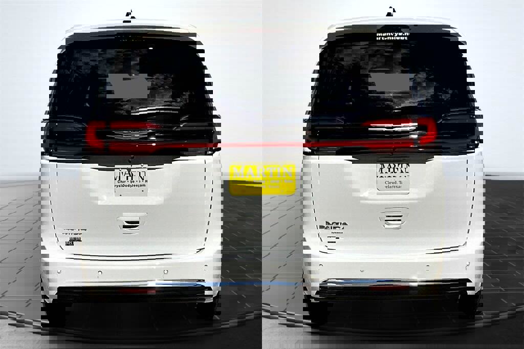 New 2026 Chrysler Pacifica Select image 4