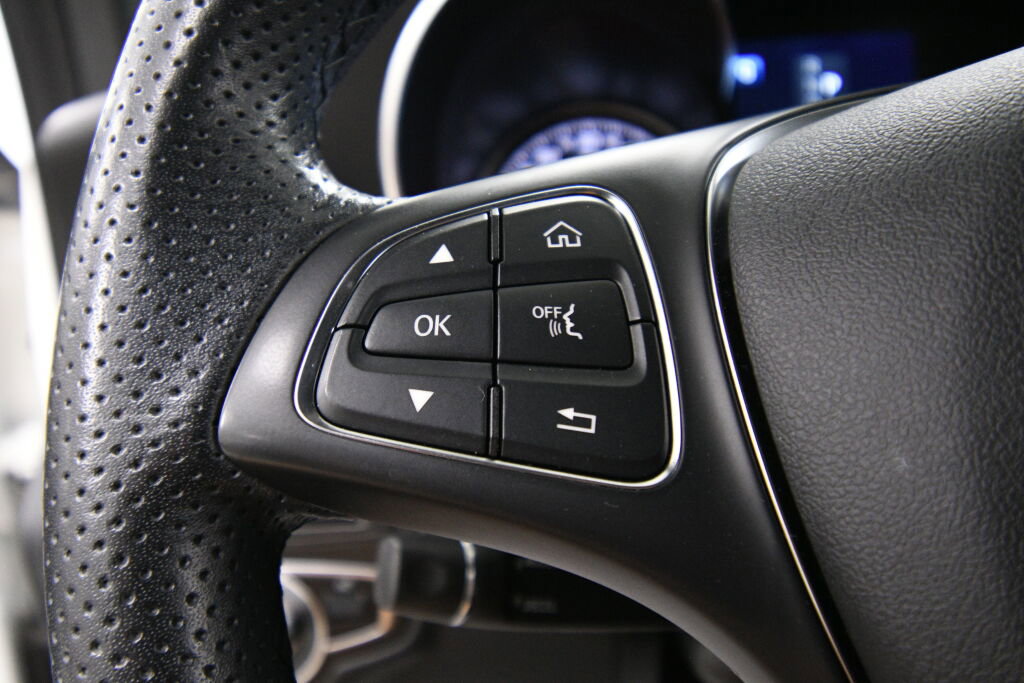 Used 2019 Mercedes-Benz GLC 300 4MATIC image 17