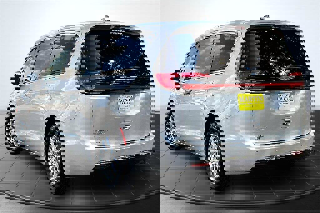 New 2026 Chrysler Pacifica Select image 3