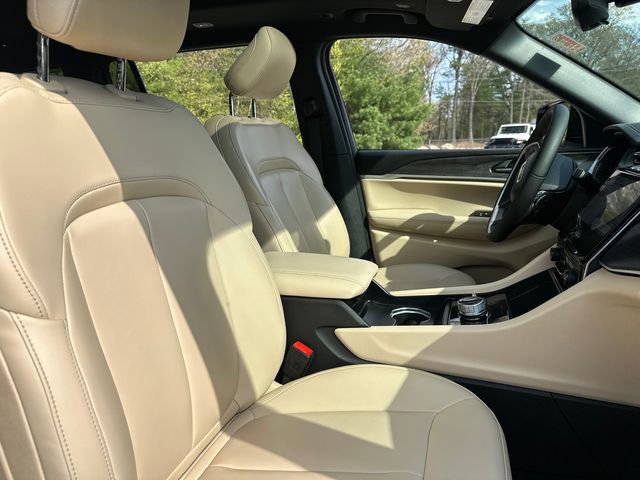 Used 2024 Jeep Grand Cherokee L Limited AWD/4WD image 19