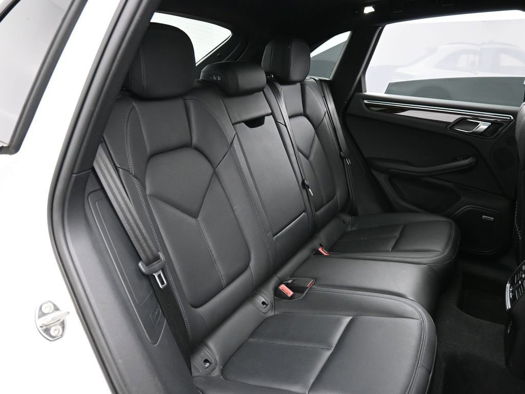 Certified 2022 Porsche Macan AWD/4WD image 26