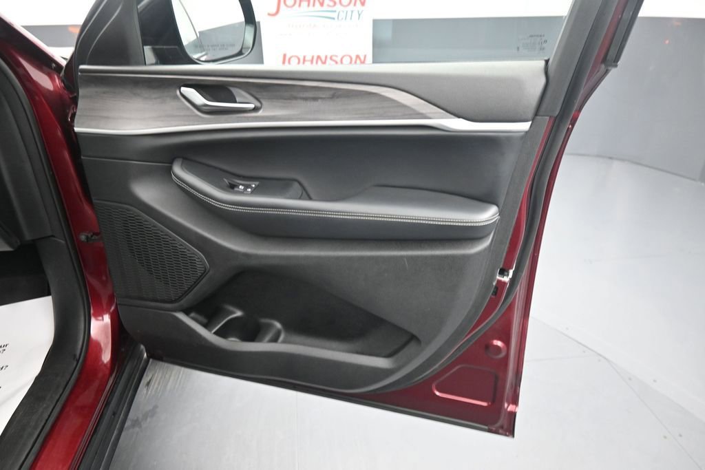 Used 2023 Jeep Grand Cherokee Limited AWD/4WD image 12