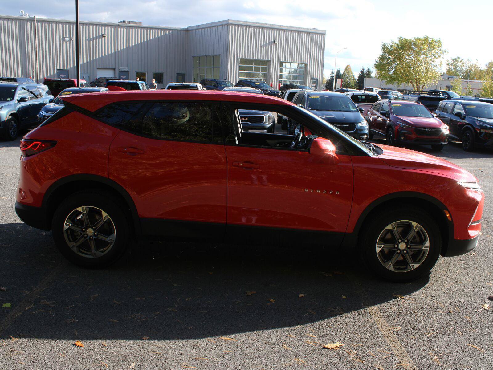 Used 2025 Chevrolet Blazer LT AWD/4WD image 4
