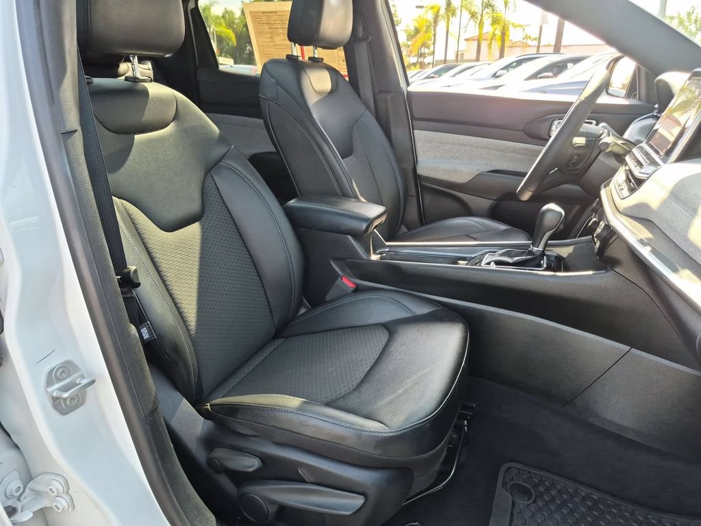 Used 2025 Jeep Compass Latitude w/ Sun & Sound Group AWD/4WD image 31