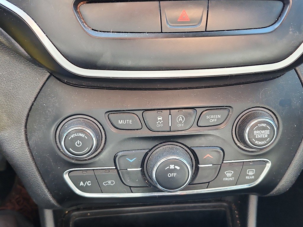 Used 2019 Jeep Cherokee Latitude w/ Popular Appearance Group image 26