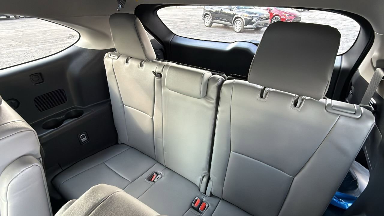 New 2025 Toyota Highlander XLE image 38