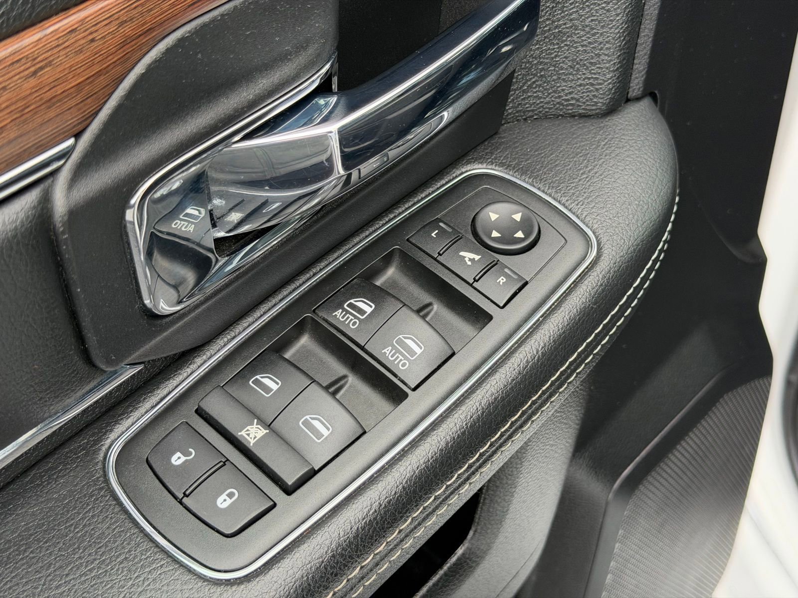 Used 2014 RAM 1500 Laramie w/ Convenience Group image 15