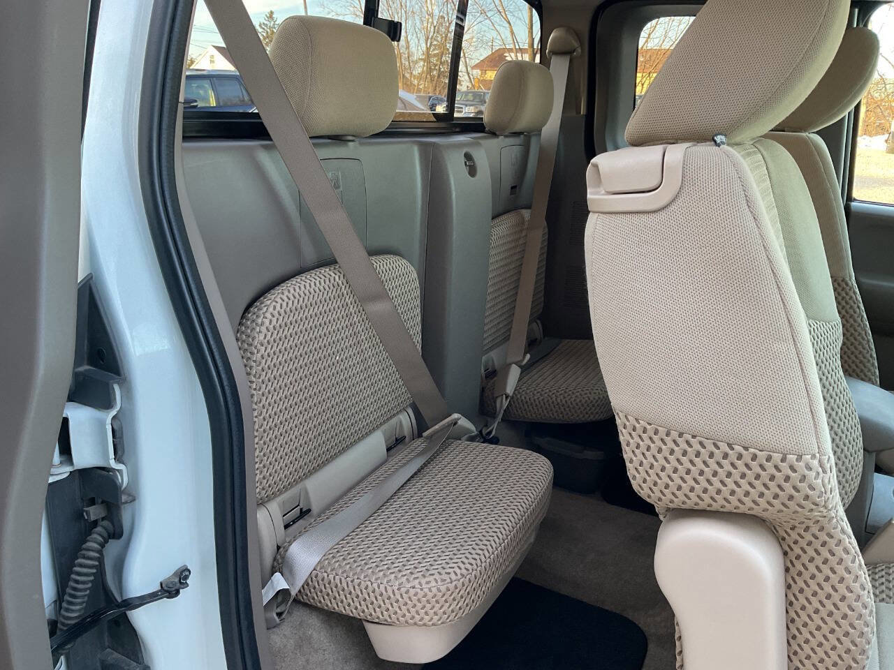 Used 2014 Nissan Frontier SV image 31