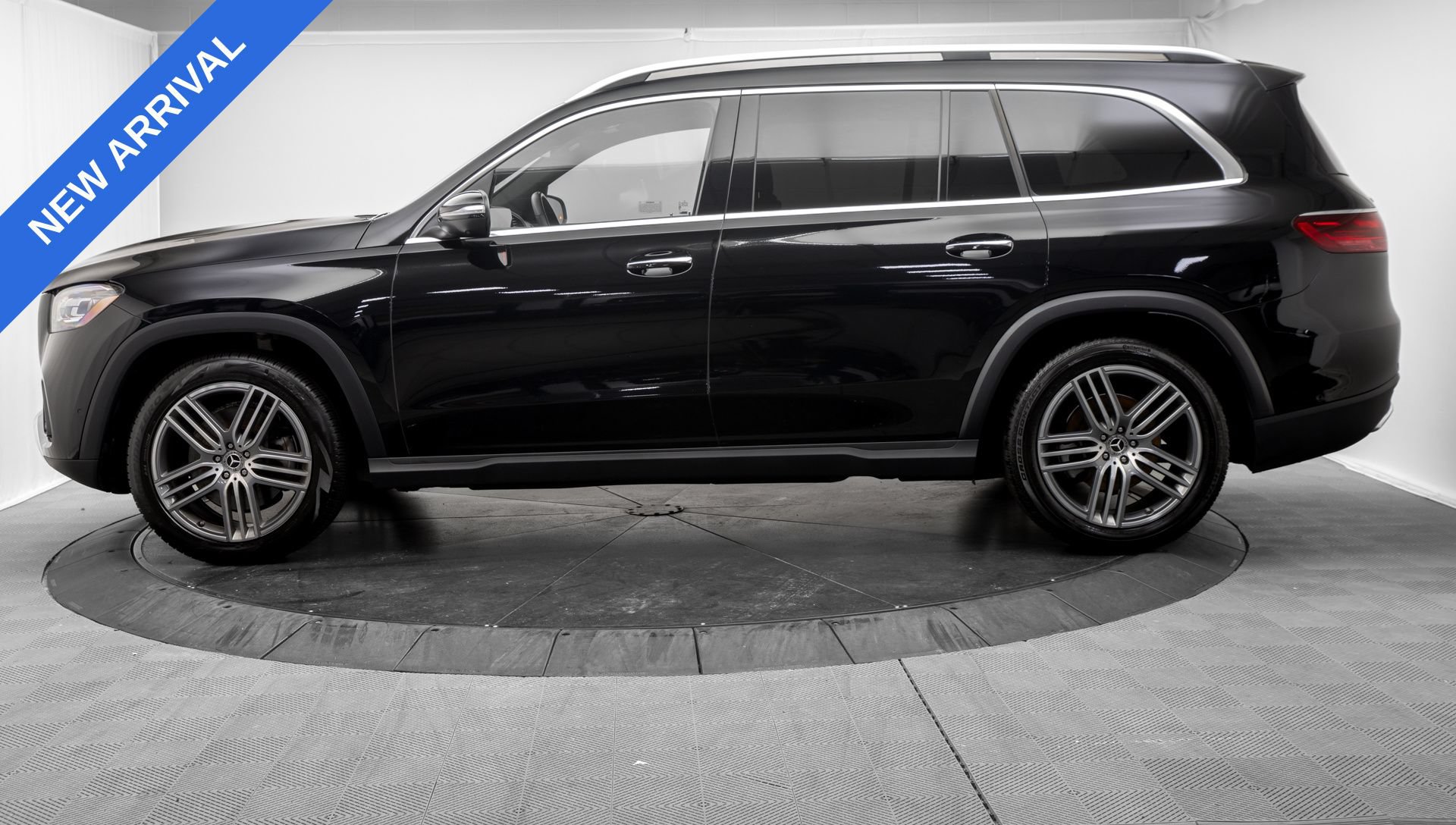 Used 2025 Mercedes-Benz GLS 450 4MATIC image 4