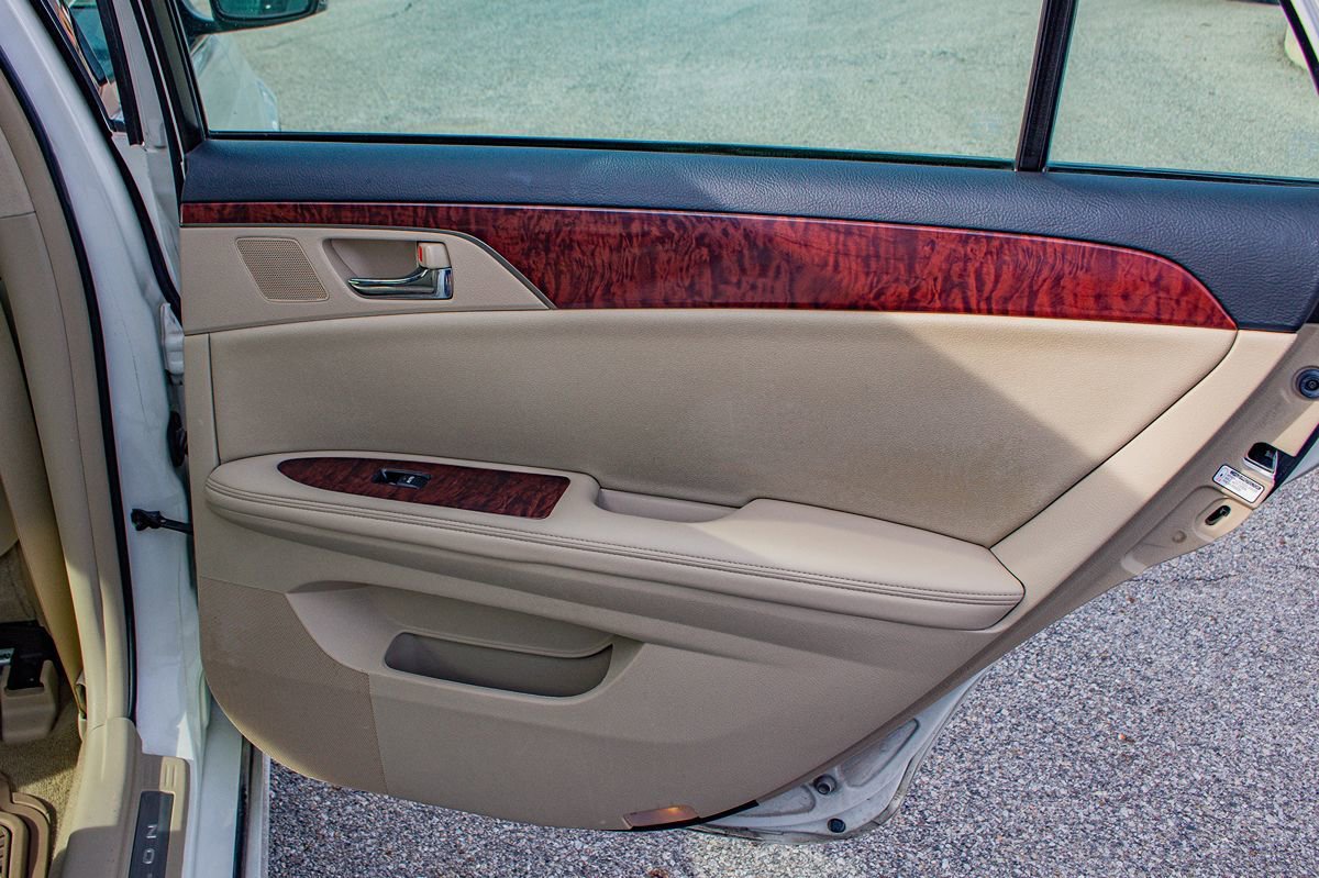 Used 2011 Toyota Avalon Limited FWD image 18