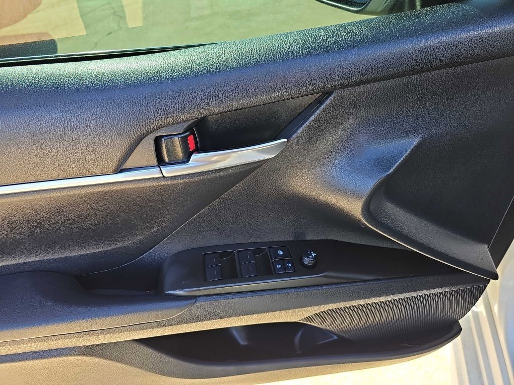 Used 2022 Toyota Camry SE image 19