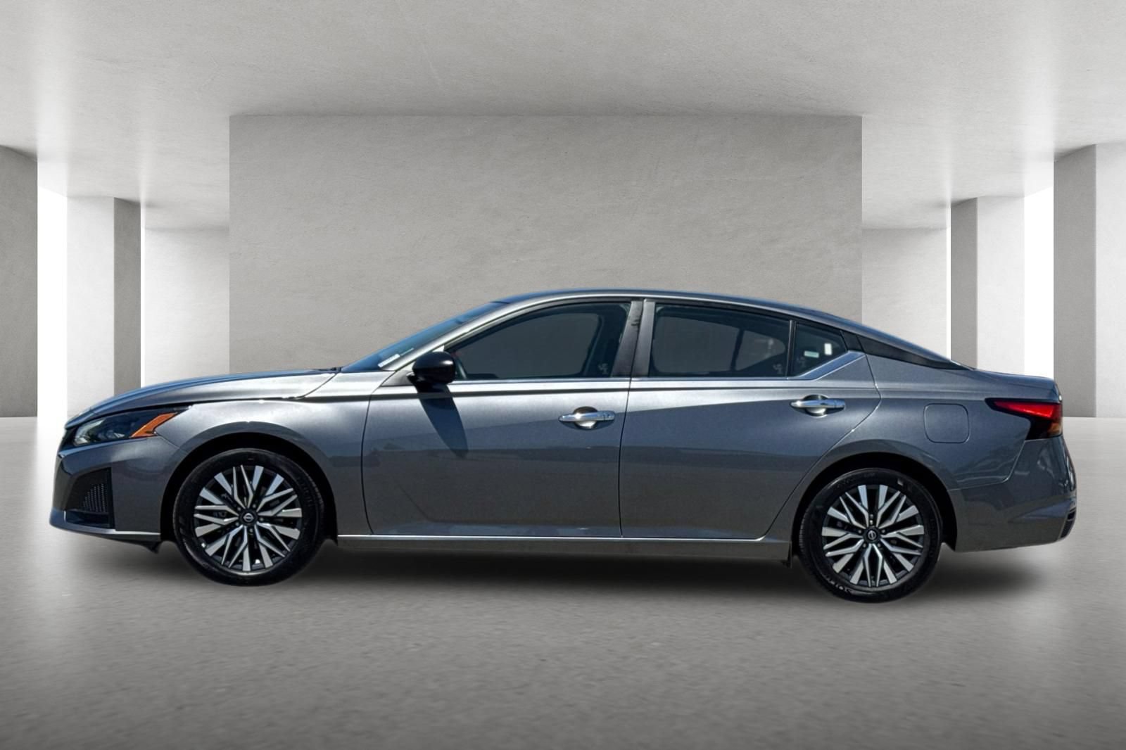 Used 2025 Nissan Altima 2.5 SV FWD image 7